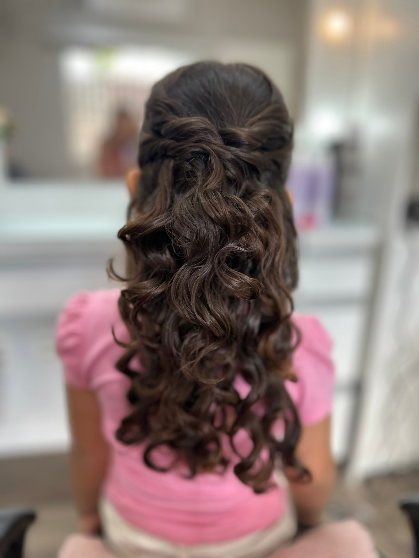 Penteado semipreso com cachos feito por Patrícia Fleming