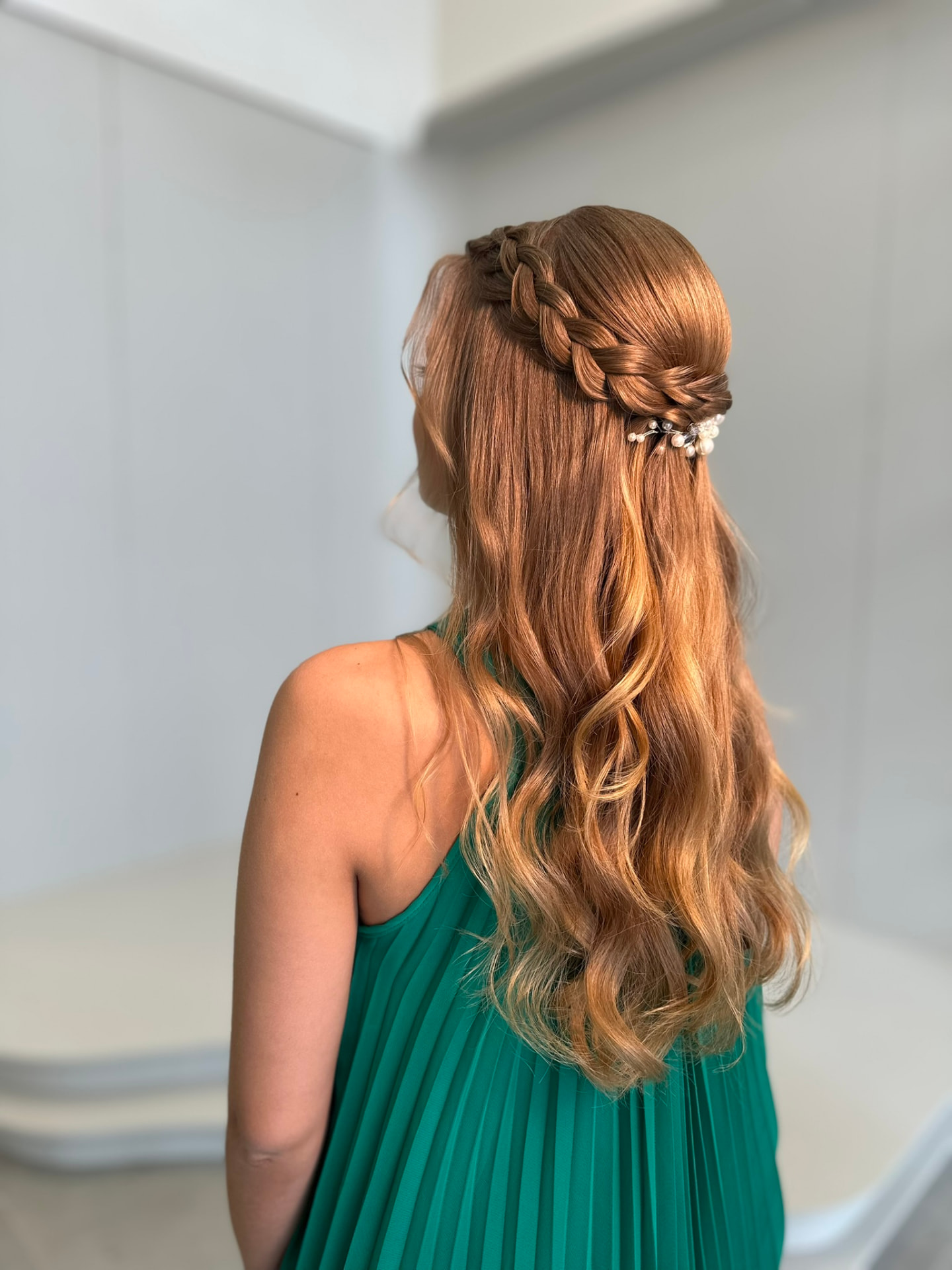 Penteado semipreso com trança feito por Patrícia Fleming