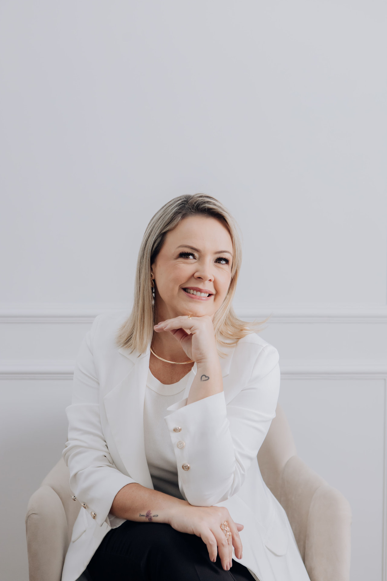 Patrícia Fleming sentada