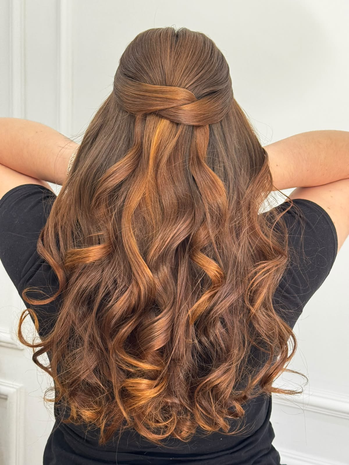 Penteado semipreso com cachos feito por Patrícia Fleming