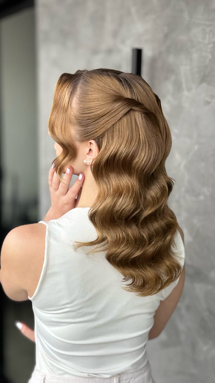 Penteado semipreso com ondas feito por Patrícia Fleming